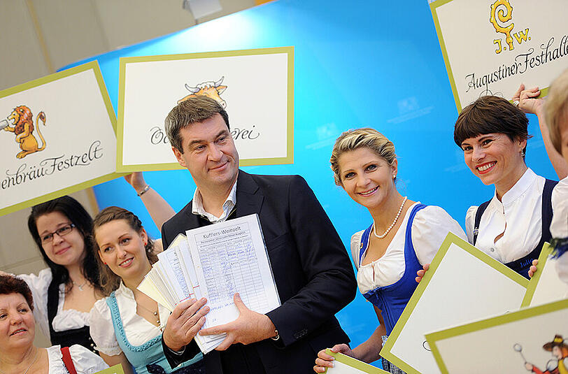 Markus Söder nimmt am Montag im Finanzministerium in München eine Petition der Wiesn-Bedienungen entgegen.