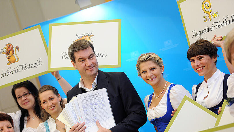 Markus Söder nimmt am Montag im Finanzministerium in München eine Petition der Wiesn-Bedienungen entgegen. Markus Söder nimmt am Montag im Finanzministerium in München eine Petition der Wiesn-Bedienungen entgegen.