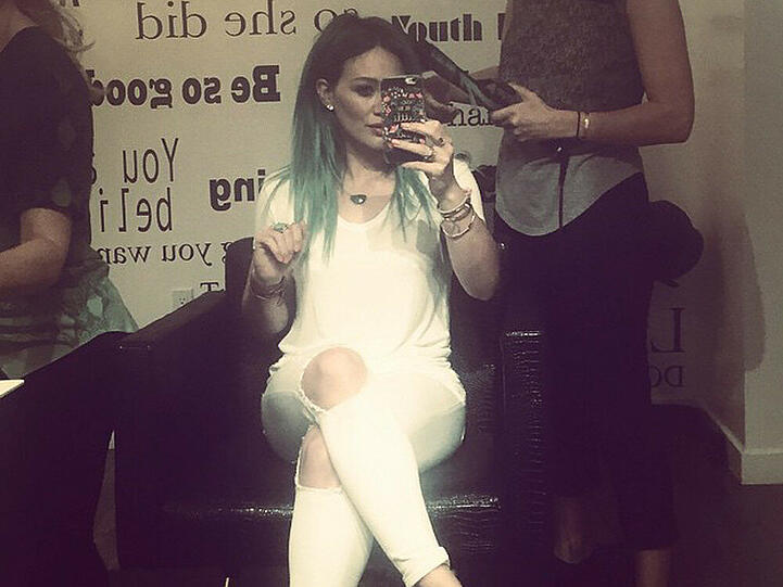 Hilary Duff zeigt sich neuerdings mit blauen Haaren