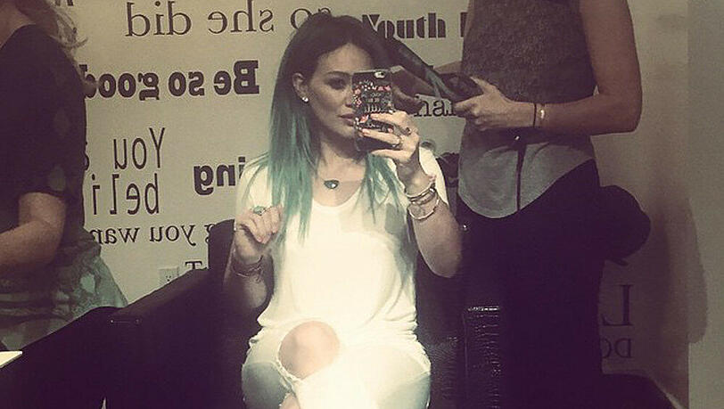 Hilary Duff zeigt sich neuerdings mit blauen Haaren Hilary Duff zeigt sich neuerdings mit blauen Haaren