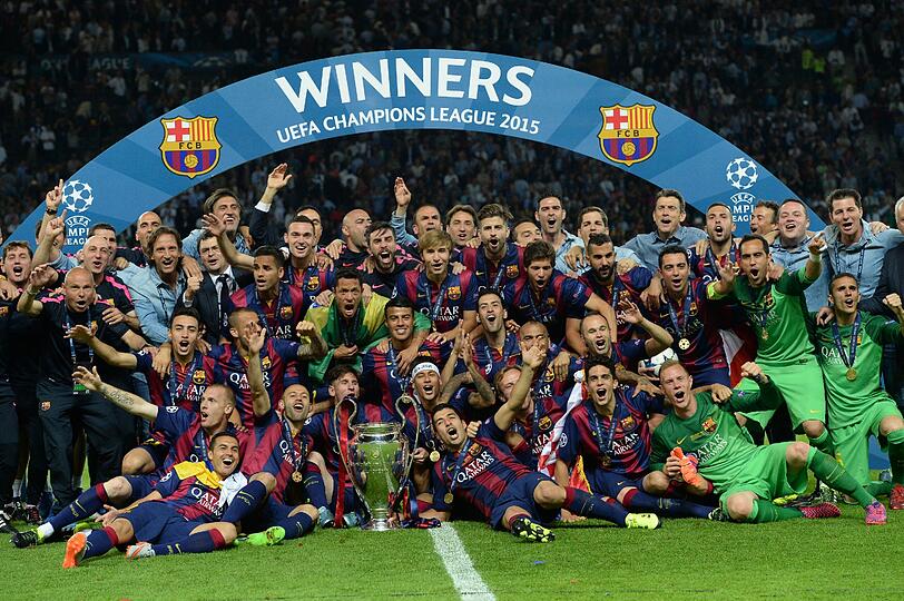 Ausgelassen feiert der FC Barcelona feiert seinen 3:1-Sieg über Juventus Turin in Champions-League. Die Bilder der Fußball-Party.