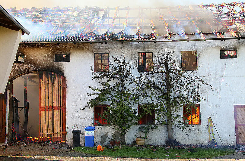 Großeinsatz der Feuerwehr am Donnerstagnachmittag: In Lafering brannte ein großes Stallgebäude komplett aus, der Sachschaden ist enorm. Die Bilder.