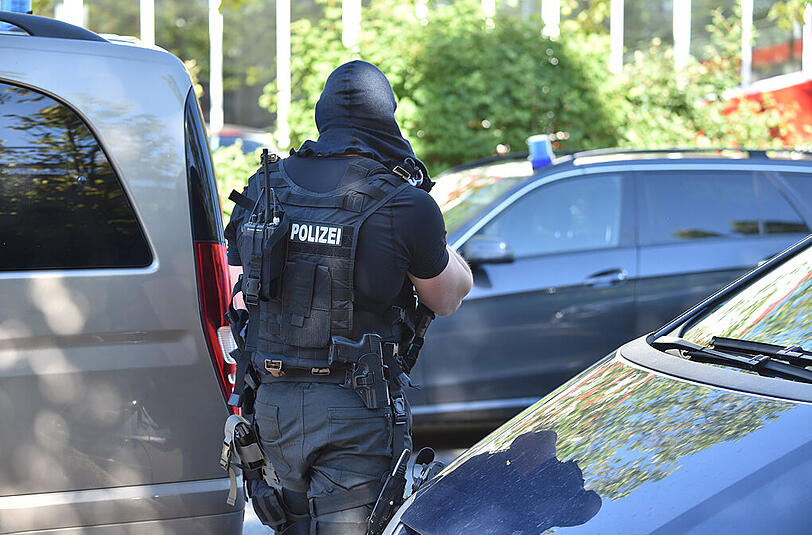 Einsatzkräfte der Polizei stehen in Viernheim (Hessen) vor dem Kino, in dem sich ein bewaffneter Mann verschanzt hatte. Die Bilder vom Einsatz.