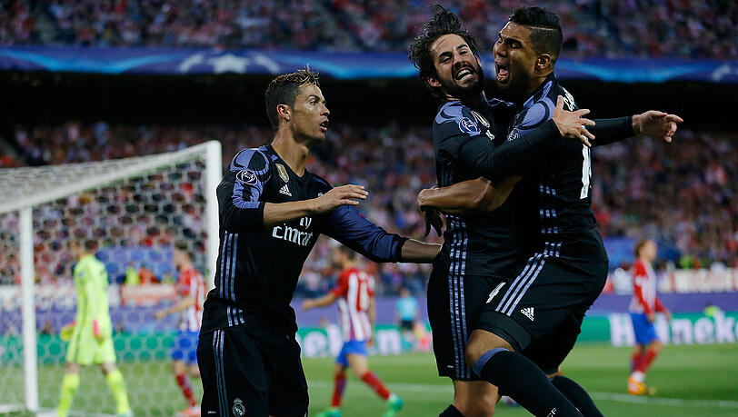 Ronaldo, Casemiro und Torschütze Isco feiern den Auswärtstreffer.