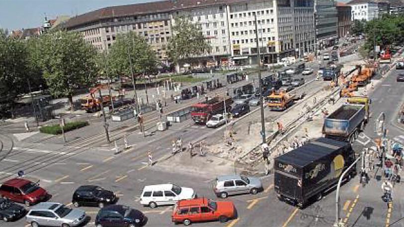 Heute ist der Platz zur reinen Kreuzung verkommen.