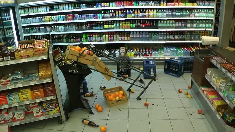 Verwüsteter Verkaufsraum, zertrümmerte Tresen und eine kaputte Kasse sind die Bilanz eines betrunkenen Randalierers am Hauptbahnhof.