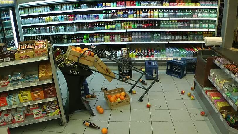 Verwüsteter Verkaufsraum, zertrümmerte Tresen und eine kaputte Kasse sind die Bilanz eines betrunkenen Randalierers am Hauptbahnhof. Verwüsteter Verkaufsraum, zertrümmerte Tresen und eine kaputte Kasse sind die Bilanz eines betrunkenen Randalierers am Hauptbahnhof.