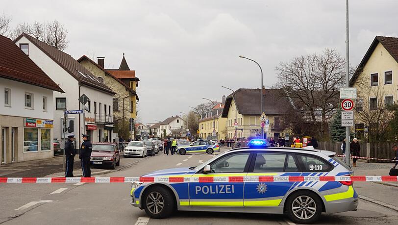 Der Fahrer des Fluchtautos konnte bisher nicht gefasst werden. Der Fahrer des Fluchtautos konnte bisher nicht gefasst werden.