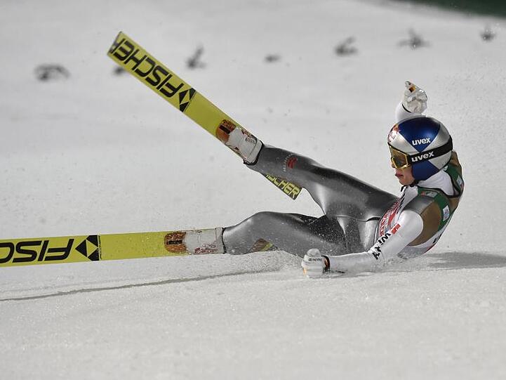Andreas Wellinger ist nach seinem ersten Sprung gestürzt.