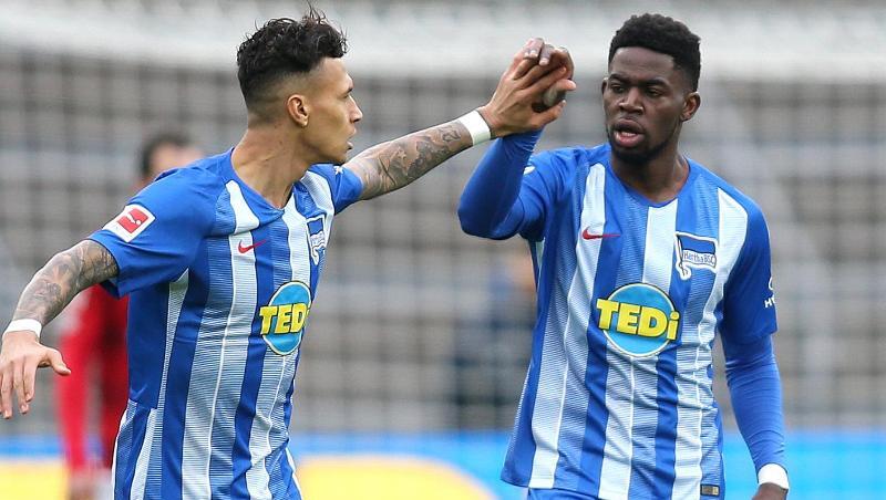 Herthas Davie Selke klatscht nach Niklas Starks Treffer zum 2:1 mit Teamkollege Jordan Torunarigha ab. Herthas Davie Selke klatscht nach Niklas Starks Treffer zum 2:1 mit Teamkollege Jordan Torunarigha ab.