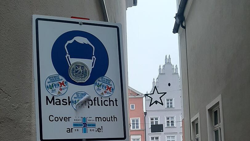 Kippt die Maskenpflicht in der Landshuter Innenstadt? In einer Eilentscheidung hat das Verwaltungsgericht Regensburg einem Kläger recht gegeben. Die Stadtverwaltung berät derzeit noch über das weitere Vorgehen.