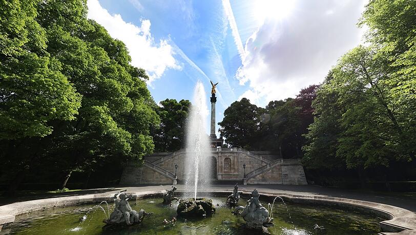 Erbaut 1893: der Brunnen unterhalb des Friedensengels. Erbaut 1893: der Brunnen unterhalb des Friedensengels.