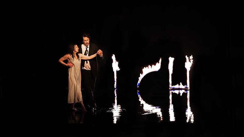 Ausrine Stundyte (Judith) und Mika Kares (Blaubart) in Romeo Castelluccis Inszenierung in der Salzburger Felsenreitschule.