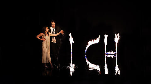 Ausrine Stundyte (Judith) und Mika Kares (Blaubart) in Romeo Castelluccis Inszenierung in der Salzburger Felsenreitschule.