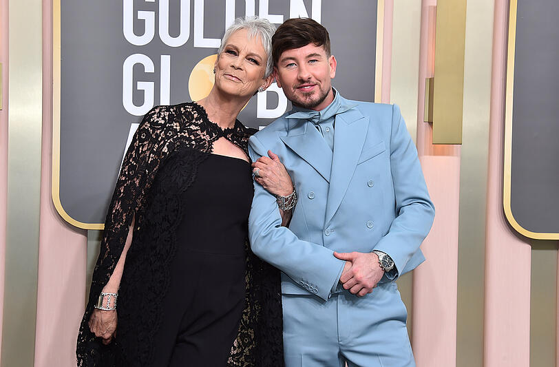 Jamie Lee Curtis und Barry Keoghan drehen den Spieß mal um: Sie in klassischem Schwarz, während mit seinem Anzug einen farbigen Akzent setzt.