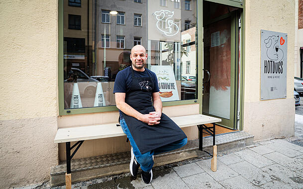 Matthias Festin freut sich schon auf den Frühling. Dann können seine Gäste auch draußen vor dem Lokal in der Augustenstraße sitzen und seine selbst gemachten Hotdogs mit einem Glas Wein dazu genießen.