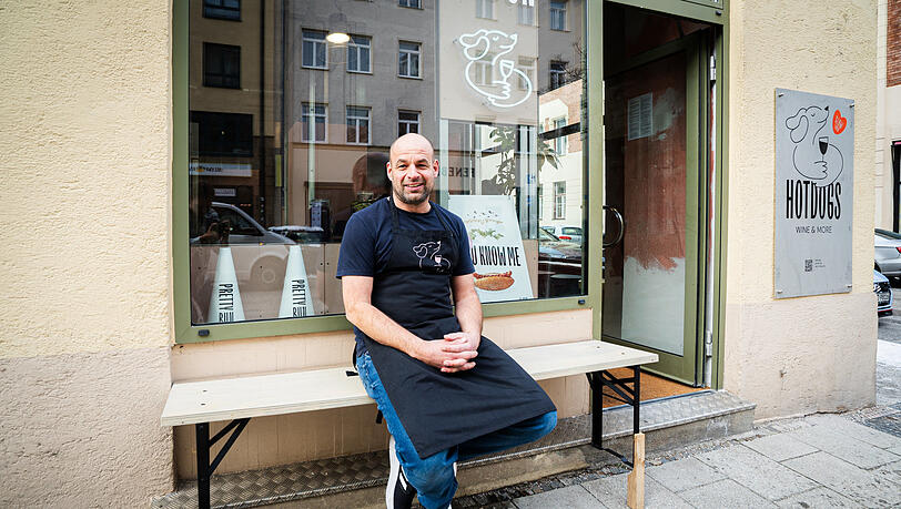 Matthias Festin freut sich schon auf den Frühling. Dann können seine Gäste auch draußen vor dem Lokal in der Augustenstraße sitzen und seine selbst gemachten Hotdogs mit einem Glas Wein dazu genießen. Matthias Festin freut sich schon auf den Frühling. Dann können seine Gäste auch draußen vor dem Lokal in der Augustenstraße sitzen und seine selbst gemachten Hotdogs mit einem Glas Wein dazu genießen.