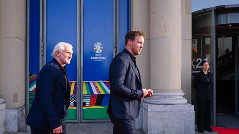 DFB-Sportdirektor Rudi Völler (l) und Bundestrainer Julian Nagelsmann kommen zu einem Abendessen im Rahmen des EM-Workshops der Nationaltrainer im Ständehaus.