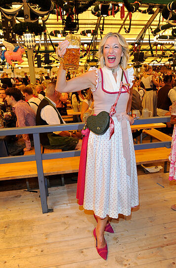 Monika Gruber: Sie strahlt auch modisch. Sie ist einfach jedes Jahr ein perfekt gekleidetes Dirndl. Modische Rottöne mit frischem Weiß und Beige kombiniert, perfekt das Herz als Tasche, toller Schmuck und wie immer auch die passenden Schuhe. Mein Germany's Next Top Dirndl!