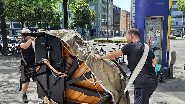 Ganz vorsichtig transportieren die beiden Umzugsprofis den rund 300 Kilogramm schweren Flügel durch die Sonnenstraße. Ganz vorsichtig transportieren die beiden Umzugsprofis den rund 300 Kilogramm schweren Flügel durch die Sonnenstraße.