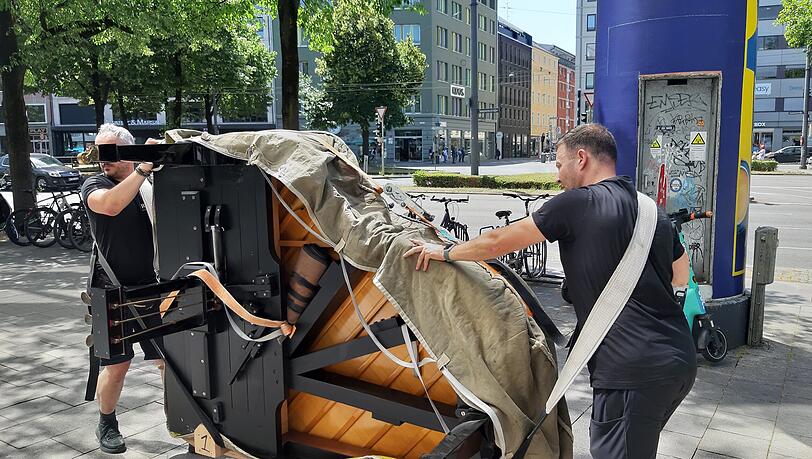 Ganz vorsichtig transportieren die beiden Umzugsprofis den rund 300 Kilogramm schweren Flügel durch die Sonnenstraße. Ganz vorsichtig transportieren die beiden Umzugsprofis den rund 300 Kilogramm schweren Flügel durch die Sonnenstraße.