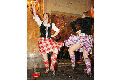 Auch das gehört zum &bdquo;Burns Supper&ldquo;: Zwei Tänzerinnen zeigen einen traditionellen schottischen Schwerttanz.