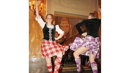 Auch das gehört zum „Burns Supper“: Zwei Tänzerinnen zeigen einen traditionellen schottischen Schwerttanz. Auch das gehört zum „Burns Supper“: Zwei Tänzerinnen zeigen einen traditionellen schottischen Schwerttanz.
