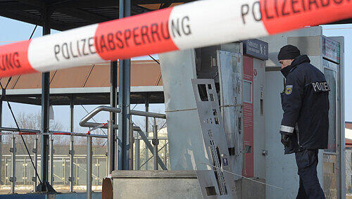 Experten untersuchen einen der gesprengten Automaten. Auch das LKA ist eingeschaltet. Experten untersuchen einen der gesprengten Automaten. Auch das LKA ist eingeschaltet.