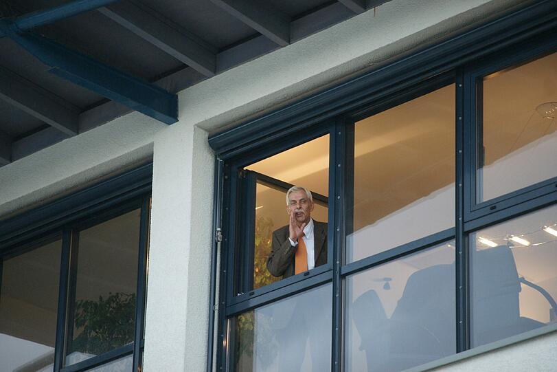 Präsident Dieter Schneider steht vor der Sitzung am Fenster.