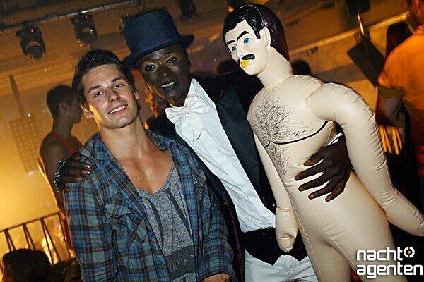 Beim "Honey Bunny" im Jack Rabbit war am Freitag viel nackte Haut zu sehen. Mehr Bilder unter:  www.nachtagenten.de