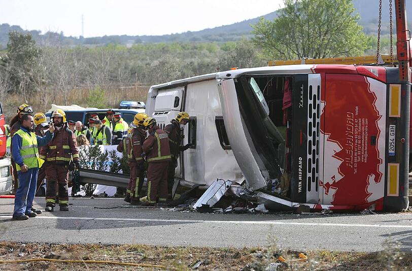 Kurz vor dem Morgengrauen ist der Bus mit 57 Menschen an Bord auf einer Autobahn auf die Gegenfahrbahn geraten, mit einem anderen Fahrzeug zusammengeprallt und auf die Seite gestürzt.