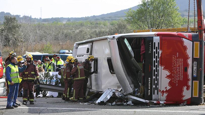 Kurz vor dem Morgengrauen ist der Bus mit 57 Menschen an Bord auf einer Autobahn auf die Gegenfahrbahn geraten, mit einem anderen Fahrzeug zusammengeprallt und auf die Seite gestürzt. Kurz vor dem Morgengrauen ist der Bus mit 57 Menschen an Bord auf einer Autobahn auf die Gegenfahrbahn geraten, mit einem anderen Fahrzeug zusammengeprallt und auf die Seite gestürzt.