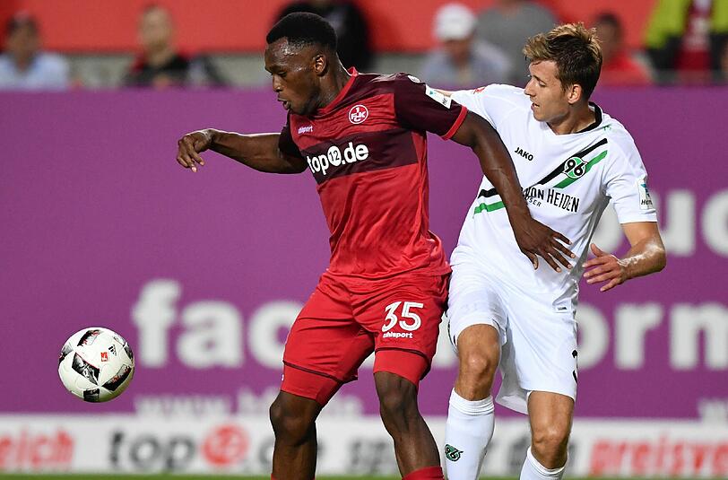 Einseitiges Duell: Hannovers Waldemar Anton (r.) und Kaiserslauterns Osayamen Osawe kämpfen um den Ball. Foto: Uwe Anspach