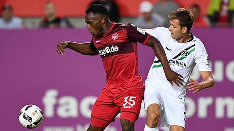 Einseitiges Duell: Hannovers Waldemar Anton (r.) und Kaiserslauterns Osayamen Osawe kämpfen um den Ball. Foto: Uwe Anspach