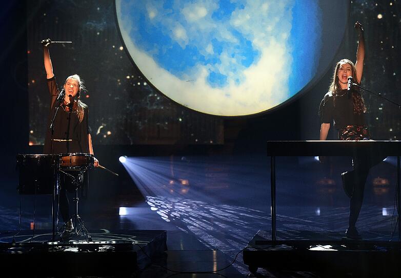 Joco: Pop-Duo bestehend aus den ostfriesischen Schwestern Cosima und Josepha. Sie treten mit dem Song "Full Moon" an.