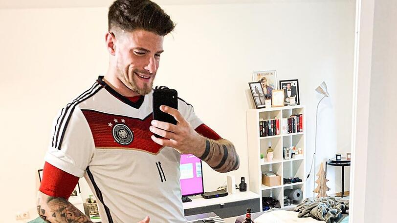 TV-Promi und Fußballer Pascal Kappés spricht im Frühjahr 2020 erstmals über seine Bisexualität: "Ich habe gar nicht darauf abgezielt, das jetzt öffentlich zu machen. Ich habe einfach eine Instagram-Fragerunde gestartet und da wurde ich eben danach gefragt, ob ich auch mal was mit einem Mann hatte. Da das für mich kein großes Thema ist und ich da sehr offen bin, habe ich gesagt: 'Klar, hatte ich'. In meinen Augen ist das so, dass es in der heutigen Zeit Normalität sein sollte." Bereits als Jugendlicher habe er gemerkt, dass er Männer und Frauen anziehend findet. Ein Coming-out fiel ihm allerdings noch schwer. "In der Zeit war es echt noch schwierig, weil ich bin ja Fußballer, und in der Fußballszene ist schwul sein, immer noch ein Schimpfwort."