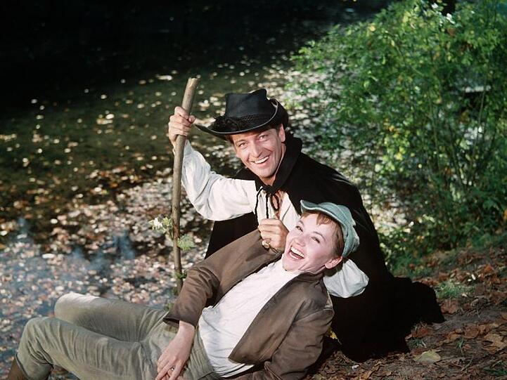 Sie haben gut lachen: Carlos Thompson und Liselotte Pulver in dem Film "Das Wirtshaus im Spessart".