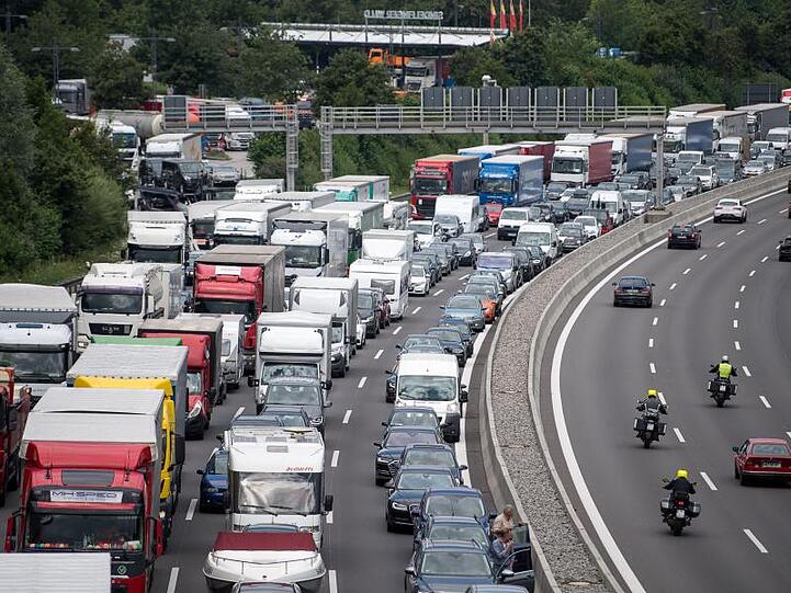 Autos und LKW stehen auf der Autobahn 8 in einem Stau. Foto: Sebastian Gollnow/Archiv