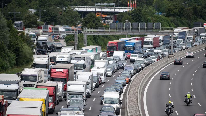 Autos und LKW stehen auf der Autobahn 8 in einem Stau. Foto: Sebastian Gollnow/Archiv Autos und LKW stehen auf der Autobahn 8 in einem Stau. Foto: Sebastian Gollnow/Archiv