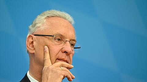 Joachim Herrmann (CSU), Innenminister von bayern, spricht auf einer Pressekonferenz.