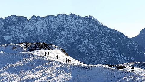 Verschneite Berge in der Hohen Tatra. (Archivbild)