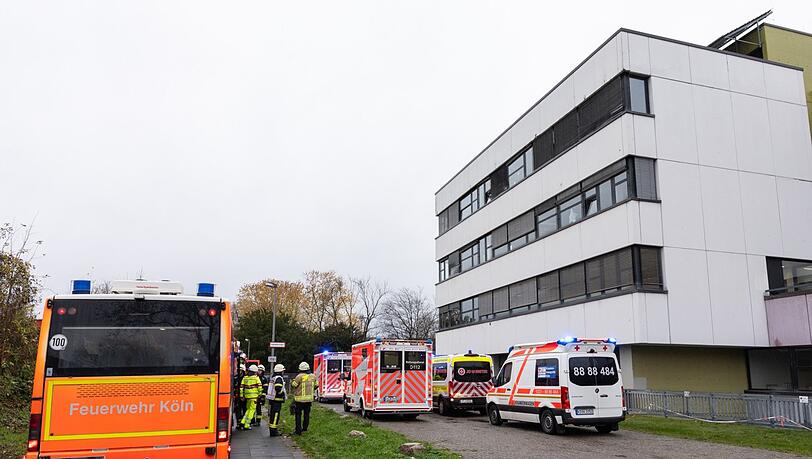 Mehrere Schüler wurden vorsorglich ins Krankenhaus gebracht. Mehrere Schüler wurden vorsorglich ins Krankenhaus gebracht.