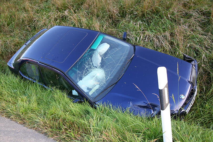 Weil ein älterer Mann beim Abbiegen den BMW einer jungen Frau übersieht, schiebt er diesen in den Graben. Vier Personen werden verletzt, darunter ein Kleinkind.