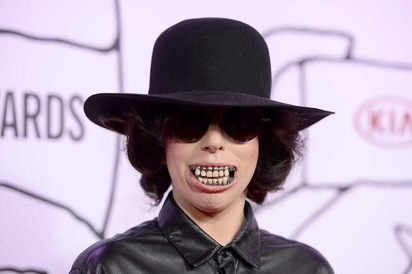 Pop-Star Lady Gaga zeigt Zähne: Der Megastar erschien bei den Youtube Awards in Los Angeles mit einem Riesen-Gebiss.