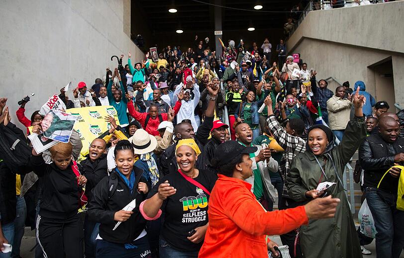 Südafrika verabschiedet sich von Nelson Mandela. Um 14 Uhr MEZ beginnt die gigantische Trauerfeier, die auf 90 Leinwände im Land übertragen wird. So langsam füllen sich die Plätze im Land. Hier die Bilder...