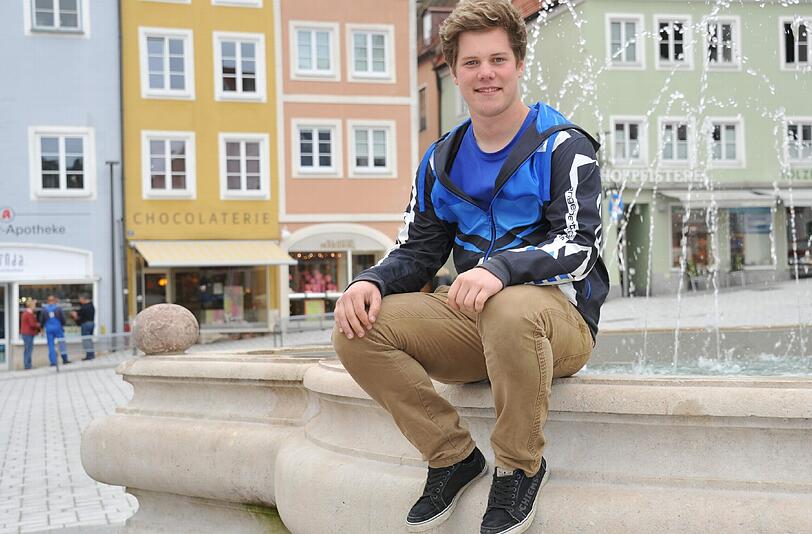 Das sagt der Landsberger Schüler David Steininger (18): &bdquo;Ich gehe in Landsberg auf das Gymnasium &ndash; und da wird nicht viel darüber geredet, dass Hoeneß jetzt kommt. Kaum ist er drin, geht der Hype vorbei. Spätestens in einem halben Jahr &ndash; wenn er so lange drin bleibt.&ldquo;