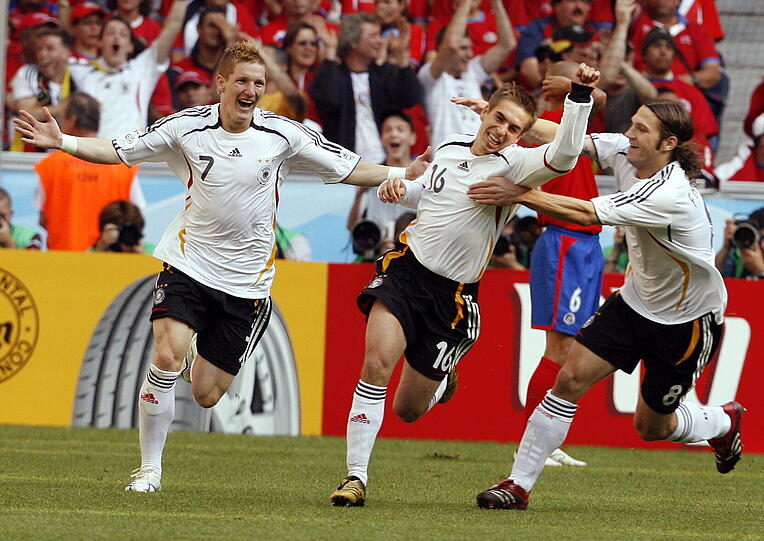 Ein frühzeitiges Ausscheiden sollte es beim nächsten Turnier nicht geben: Die WM 2006 im eigenen Land. Eröffnungspiel Deutschland gegen Costa Rica. 6. Minute. Philipp Lahm ebnet mit seinem sehenswerten Eröffnungstor den Weg für eine erfolgreiche WM in Deutschland. Hier jubelt der Torschütze mit Bastian Schweinsteiger (l.) und Thorsten Frings.