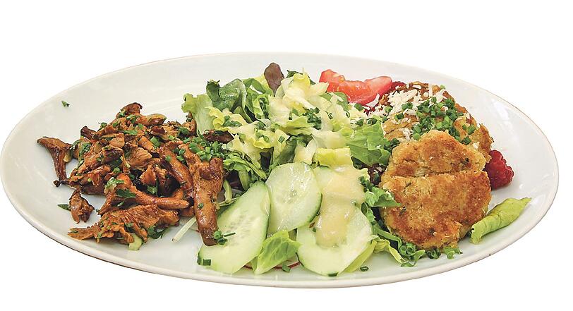Vier vegane Alternativen auf einem Teller: Pfifferlinge, Salat, drei
    Pflanzerl aus Quinoa und darunter warme Himbeer-Linsen.