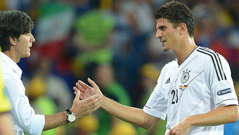 Ein mittlerweile selten gewordenes Bild: Stürmer Mario Gomez bei Jogi Löw und der Nationalmannschaft. Ein mittlerweile selten gewordenes Bild: Stürmer Mario Gomez bei Jogi Löw und der Nationalmannschaft.