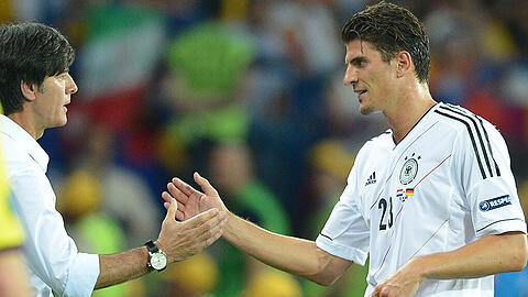 Ein mittlerweile selten gewordenes Bild: Stürmer Mario Gomez bei Jogi Löw und der Nationalmannschaft.